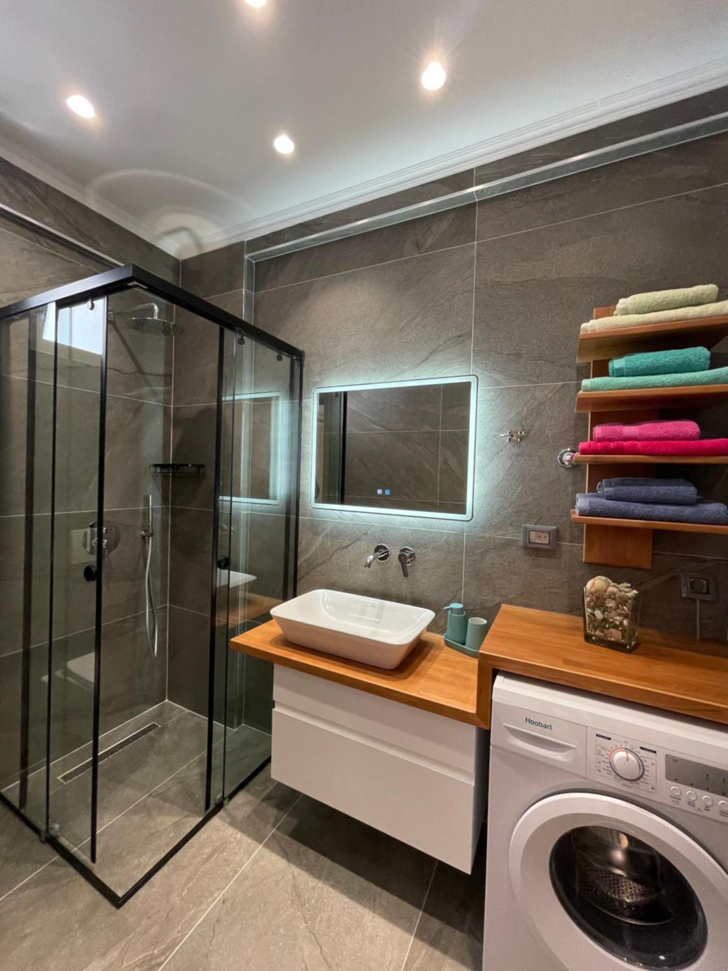 George Apartamento Himare